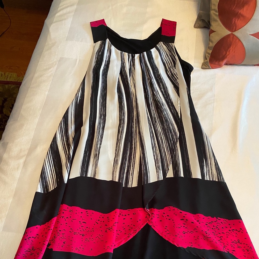 Flowing summer dress in black, white and pink